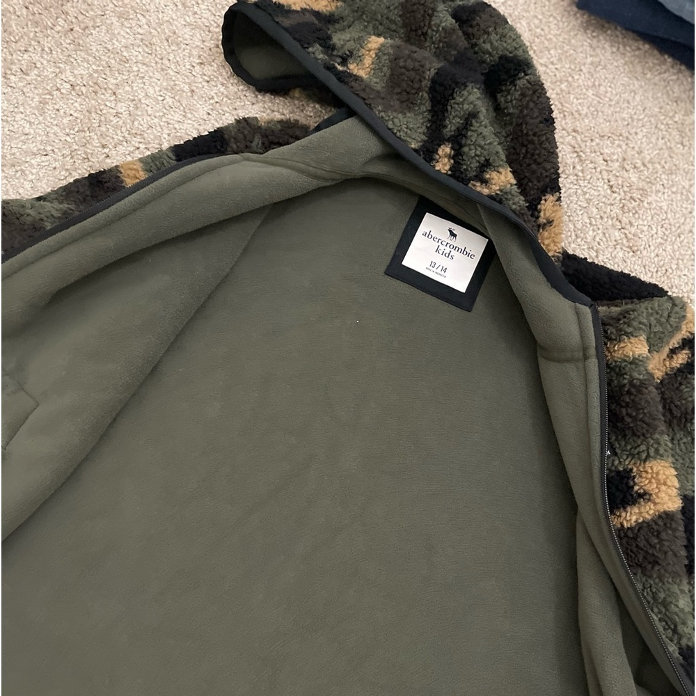 Abercrombie Kids Boys Cozy Camouflage Fleece Zip Front Hooded Jacket - Picture 4 of 7